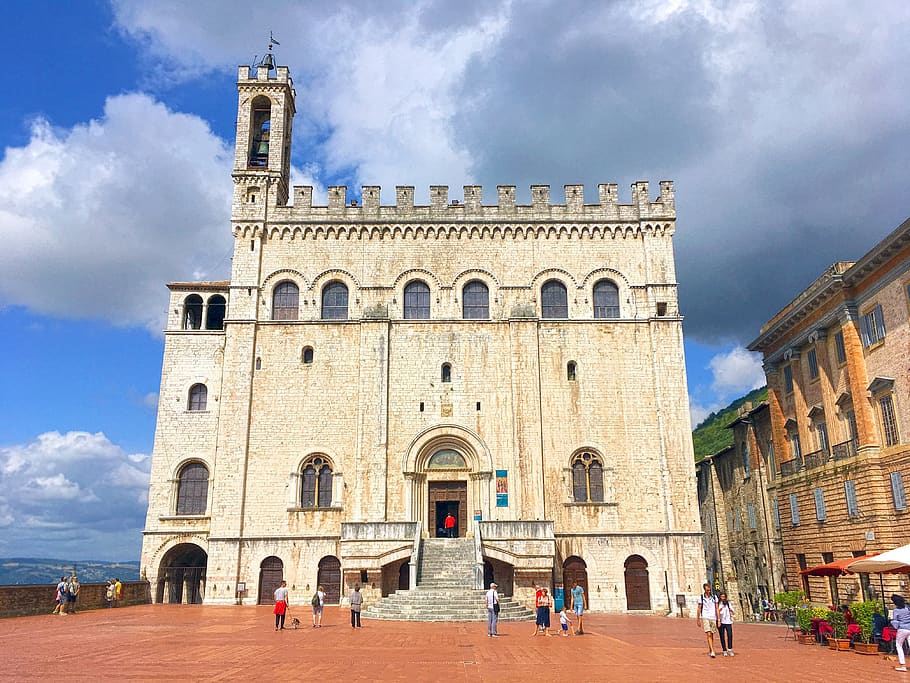 gubbio turismo palazzo dei consoli cultura umbria marche pesaro 2024