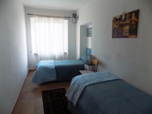 Il Ciliegio camera con due letti singoli estate gubbio b&b 2024 affittacamere sentiero francescano parcheggio privsto
